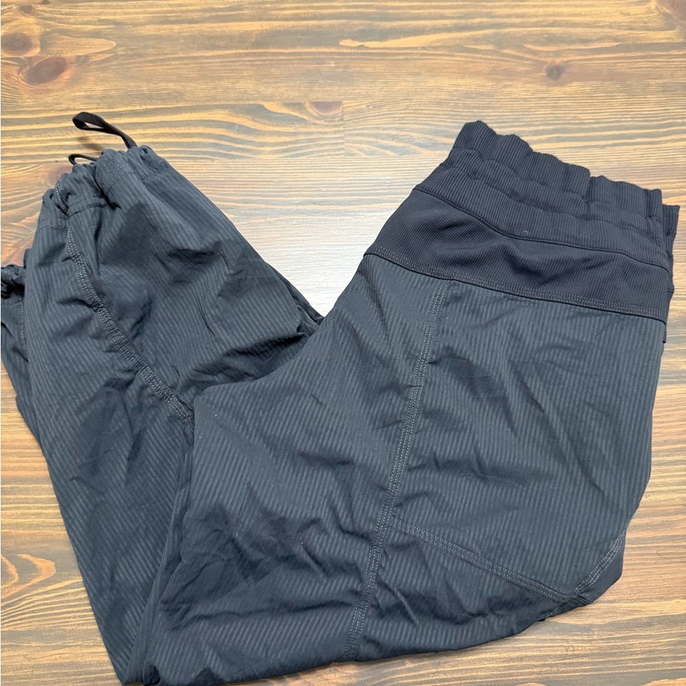 Dance studio Lululemon cropped pants